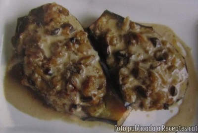 Albergínies farcides de carn i bolets amb salsa de ceps